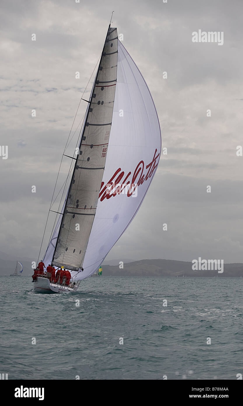 Bob Oatley's yacht racing Wild Oats navigue dans l'Audi Hamilton Island Race Week Banque D'Images