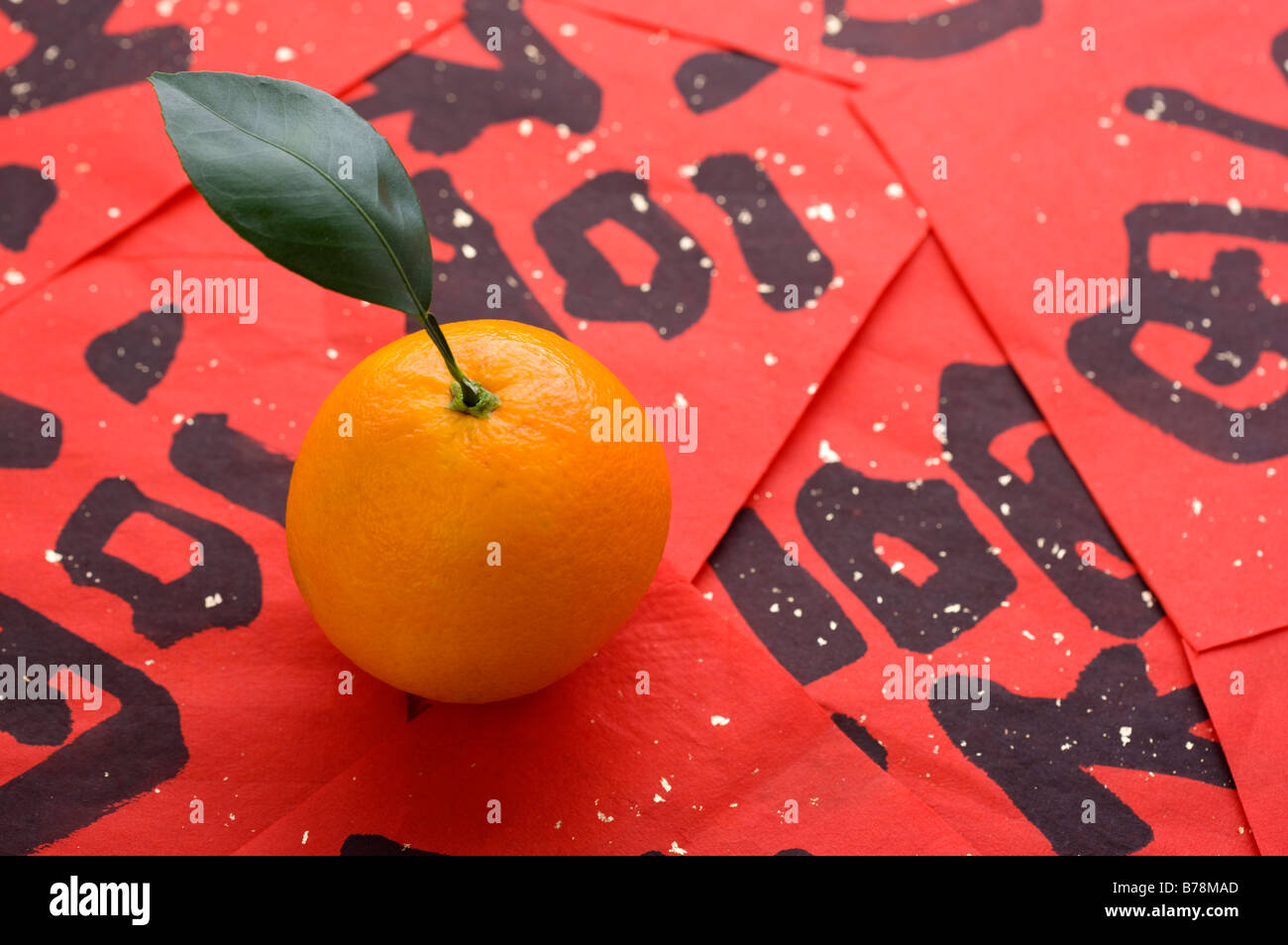Close-up d'une orange sur l'écriture chinoise Banque D'Images
