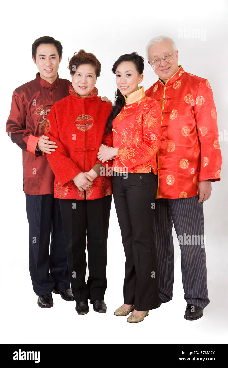 Famille en vêtements traditionnels smiling at the camera Banque D'Images