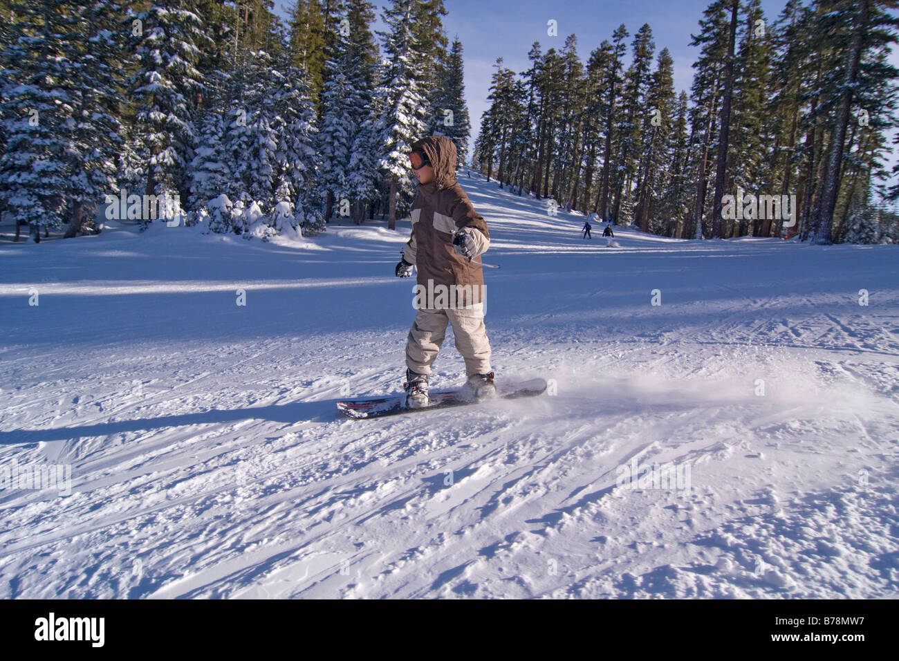 Un garçon de planche à neige de la Sierra à Tahoe ski resort, près du lac Tahoe en Californie Banque D'Images