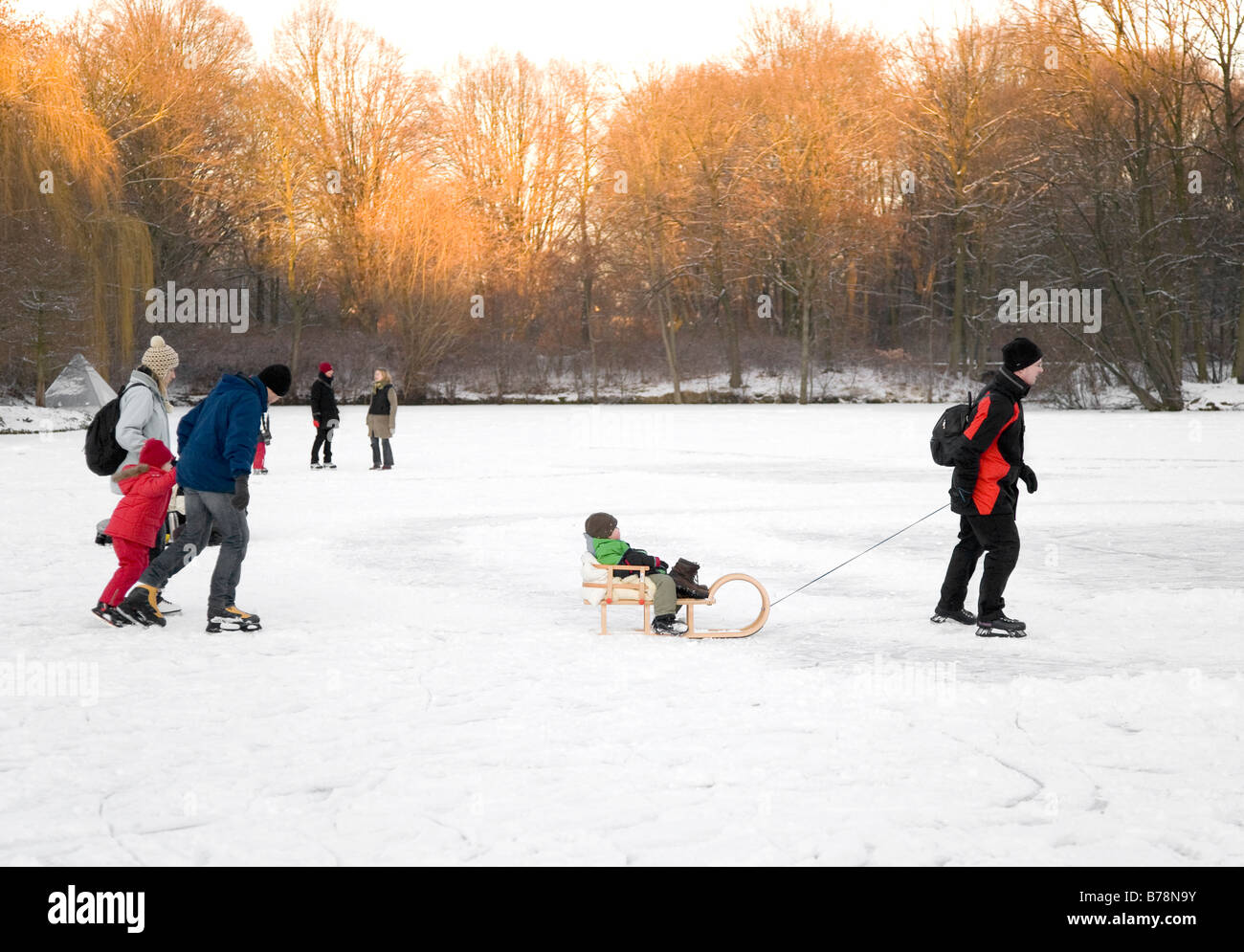 Les enfants du patin à glace sur un lac Banque D'Images