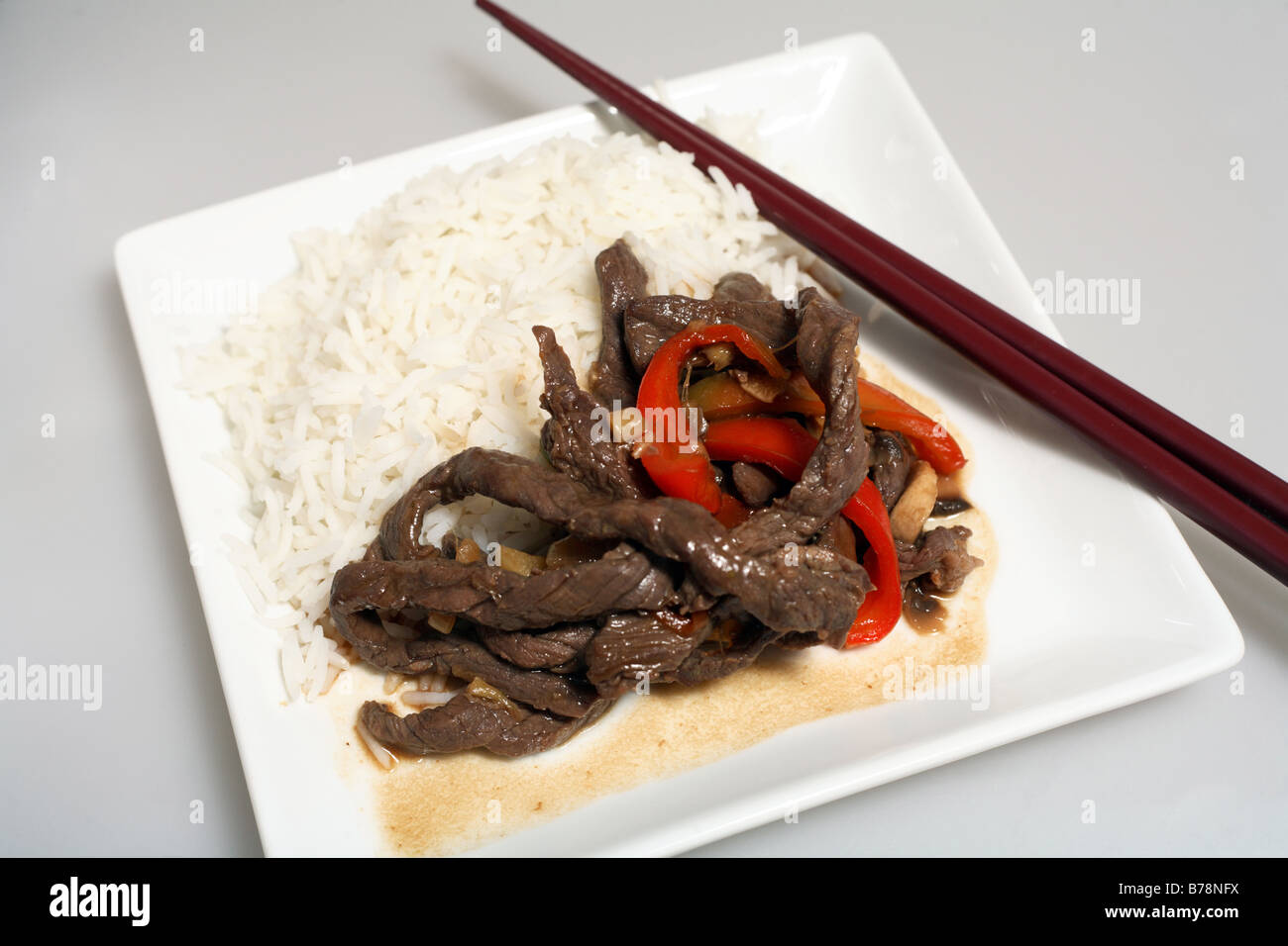 Style asiatique sauté de bœuf et légumes avec du riz blanc. Banque D'Images
