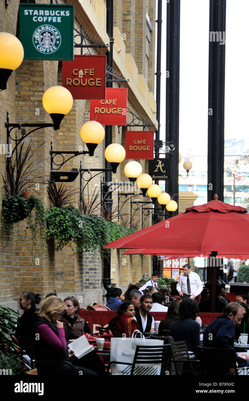 Café Starbucks près de Tower Bridge Londres Banque D'Images