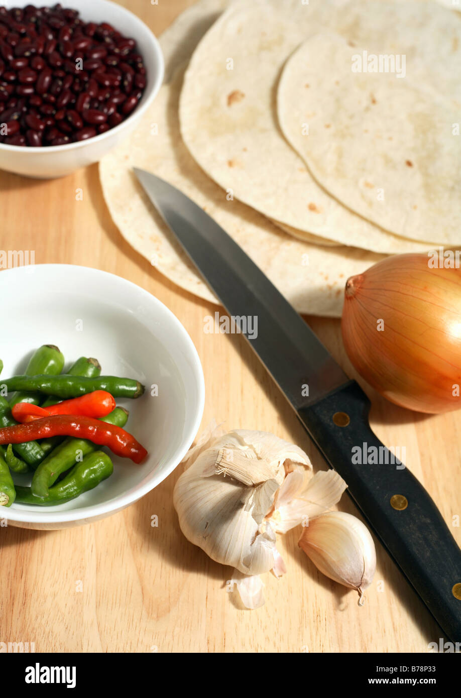 Une planche avec des ingrédients pour cuisiner un repas Tex-Mex ou traditionnelle mexicaine. Banque D'Images