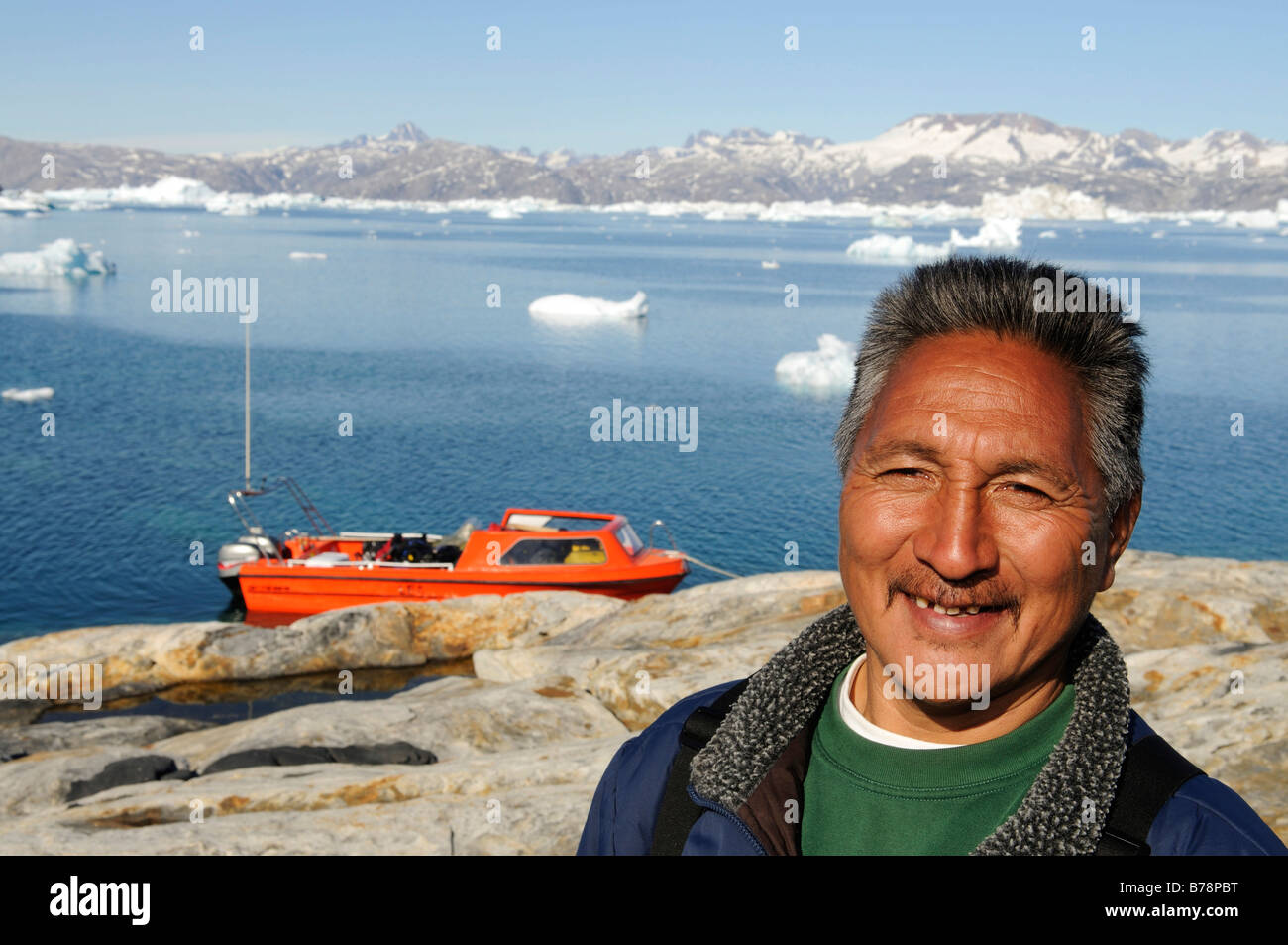 Les Inuits avec un bateau en Johan Petersen Fjord, Est du Groenland, Greenland Banque D'Images