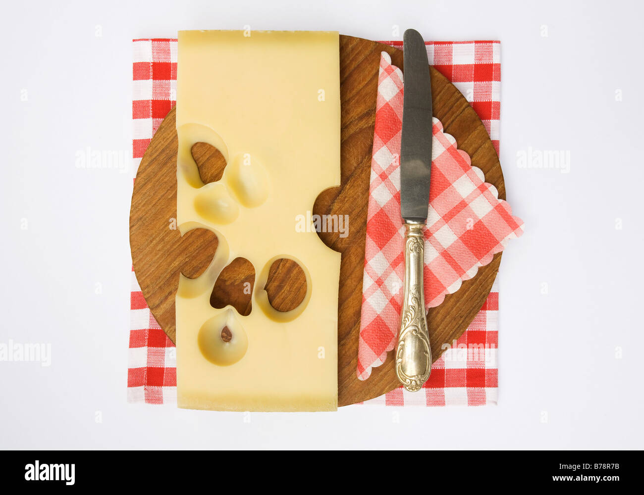 Fromage sur planche, elevated view Banque D'Images