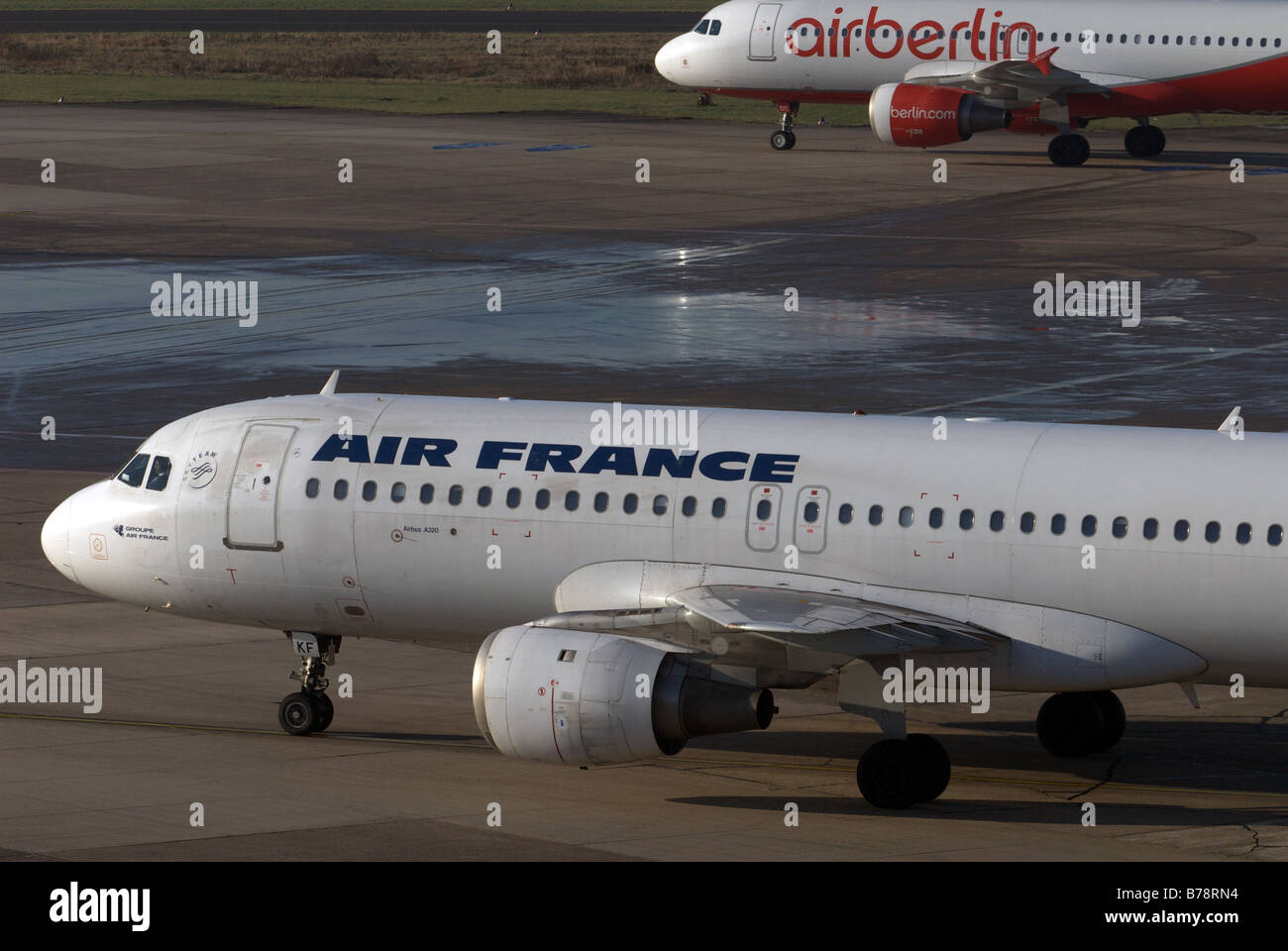 Le roulage des avions à l'Aéroport International de Düsseldorf, Rhénanie du Nord-Westphalie, Allemagne. Banque D'Images