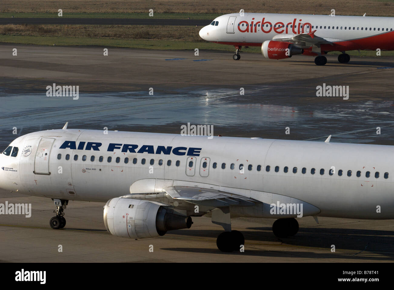 Le roulage des avions à l'Aéroport International de Düsseldorf, Rhénanie du Nord-Westphalie, Allemagne. Banque D'Images