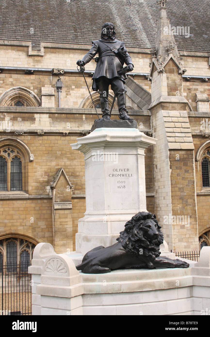 Une statue d'Oliver Cromwell en dehors du Parlement de Westminster à Londres, en Angleterre Banque D'Images