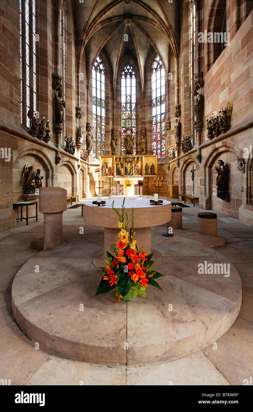 Autel avec des fleurs, Église Saint Sebaldus, vieille ville, Nuremberg, Middle Franconia, Bavaria, Germany, Europe Banque D'Images