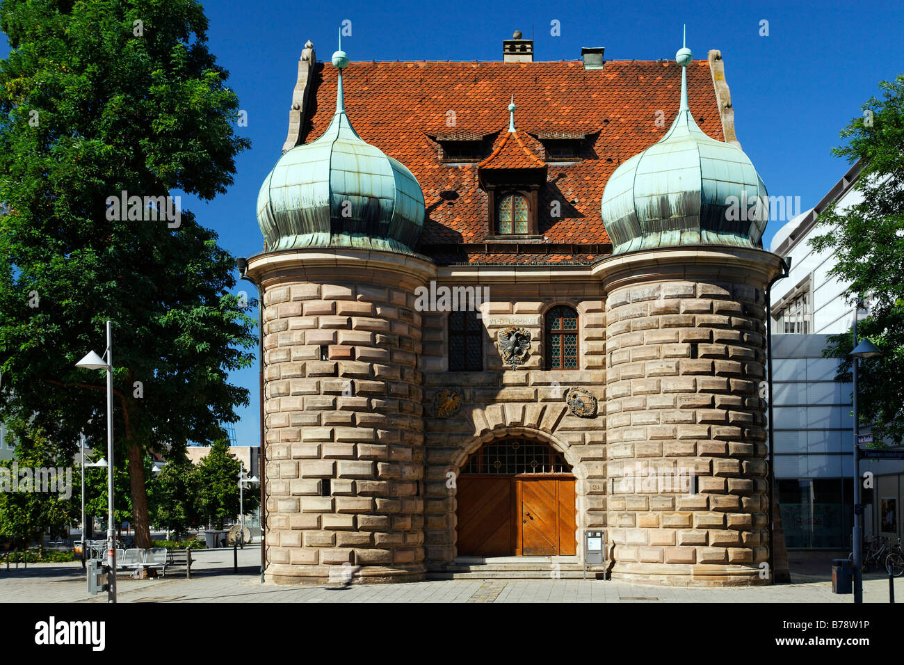 L'ancien manège avec dômes en oignon, aujourd'hui d'un poste de police, Pfannenschmiedgasse 24, vieille ville, Nuremberg, Middle Franconia, Bavaria Banque D'Images