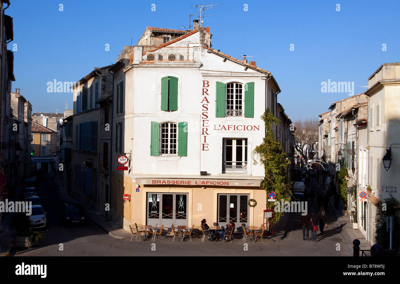 L'aficion Brasserie vu depuis les marches de l'arène à Arles Bouches du Rhône Provence France Banque D'Images