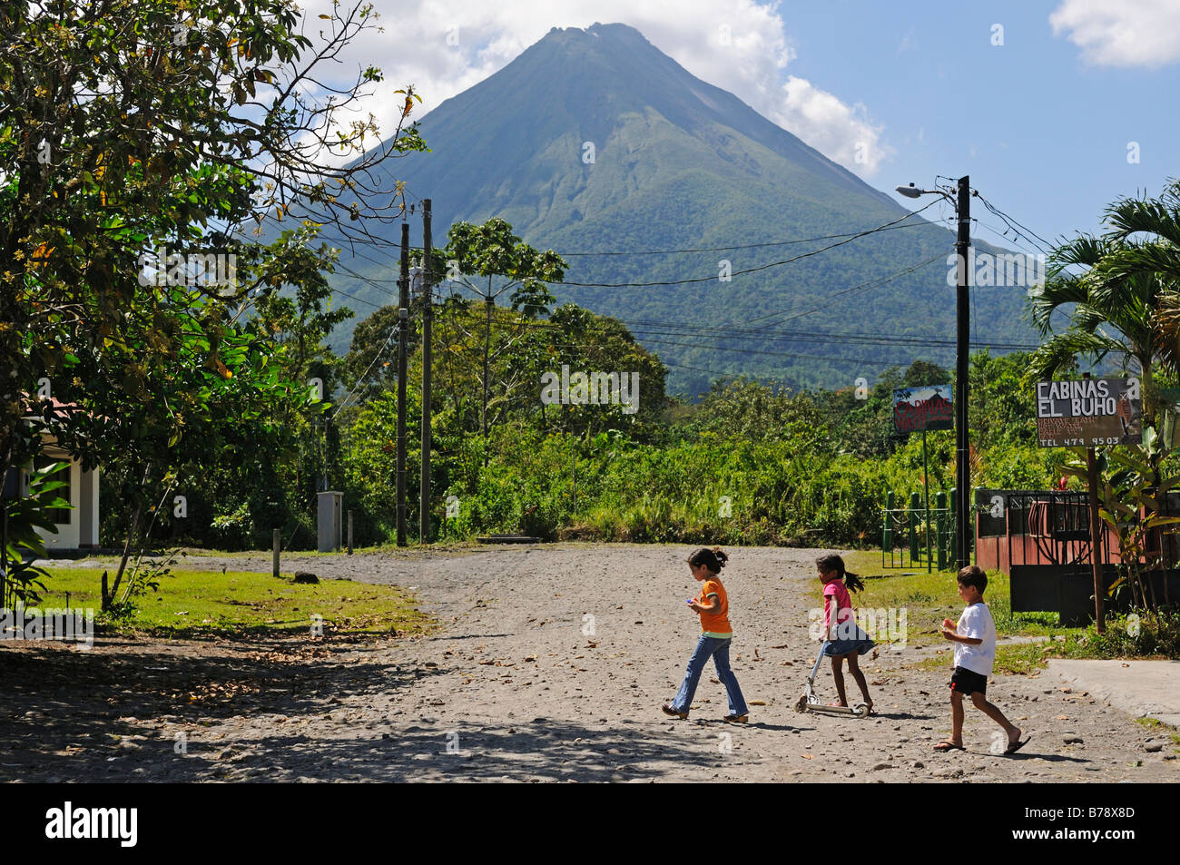 Les enfants d'une Fortuna en face du volcan Arenal, Costa Rica, Amérique Centrale Banque D'Images