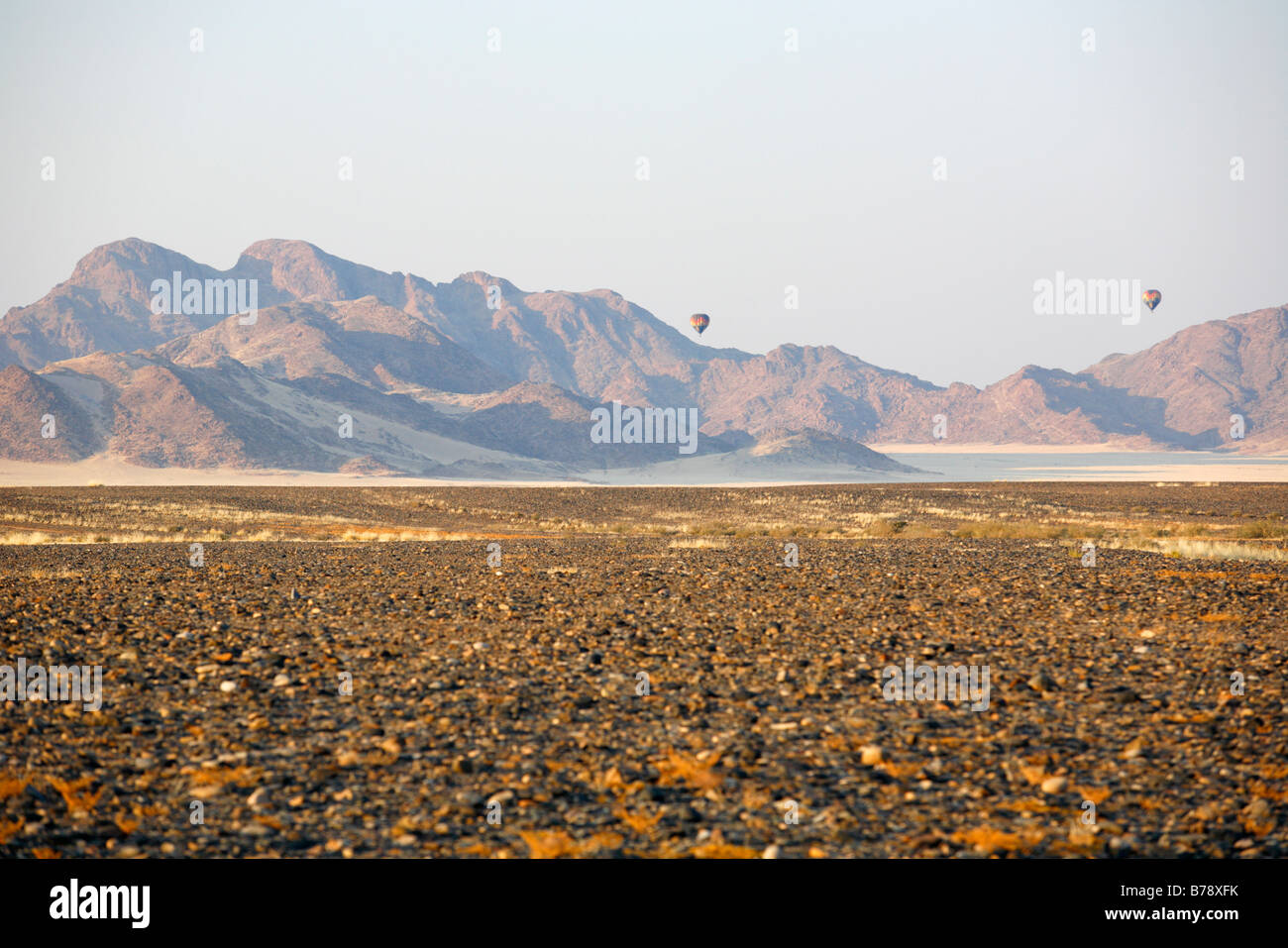 Sossusvlei paysage avec montagnes stériles dans la distance et deux des montgolfières Banque D'Images