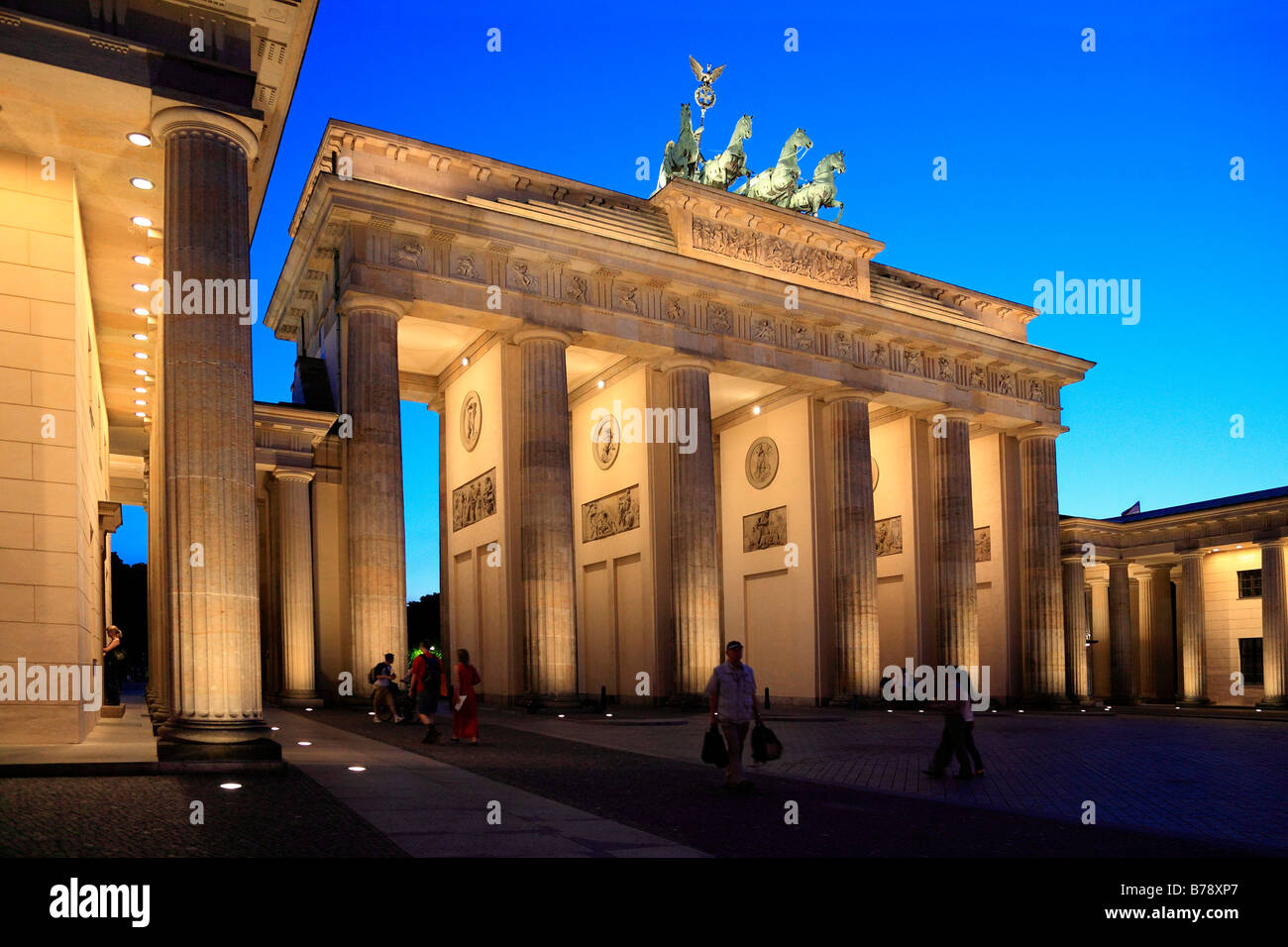 Brandenburger Tor ou Porte de Brandebourg, de courts au crépuscule, Pariser Platz, Bezirk Mitte ou Région centrale, Berlin, Allemagne, Banque D'Images