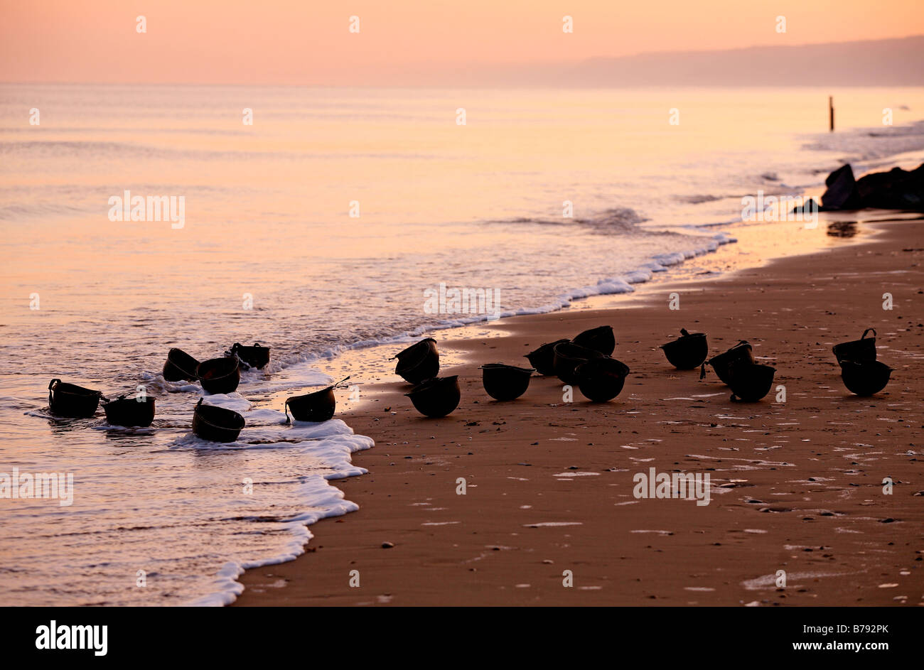 Coucher de soleil sur American d jour M1 casques de guerre sur le rivage d'Omaha Beach, Normandie, France Banque D'Images