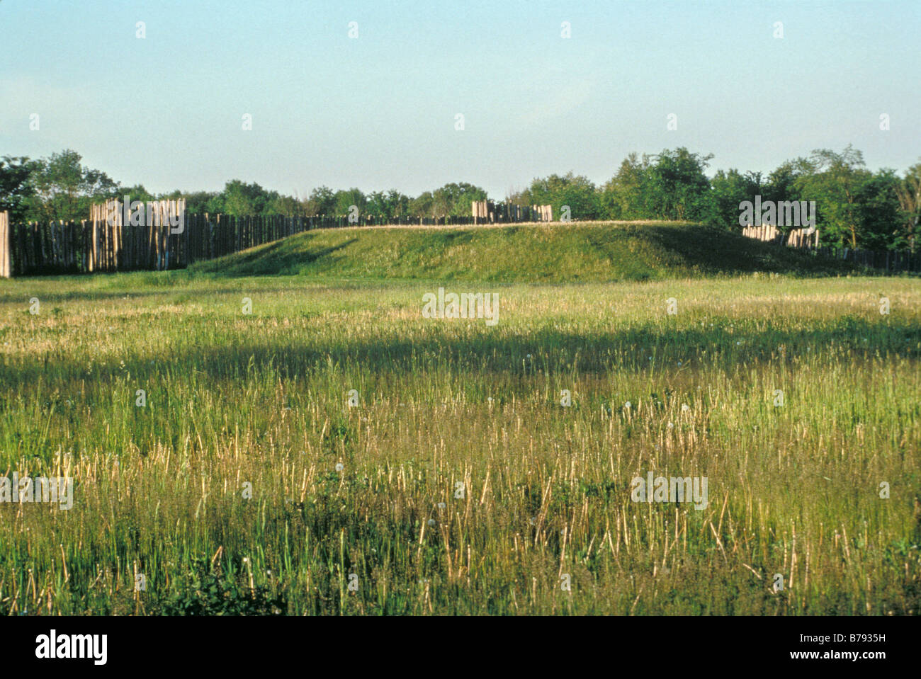 Mound et une partie de l'enceinte du village à un milieu Mississippean Moundbuilders Aztalan site dans le Wisconsin. Photographie Banque D'Images