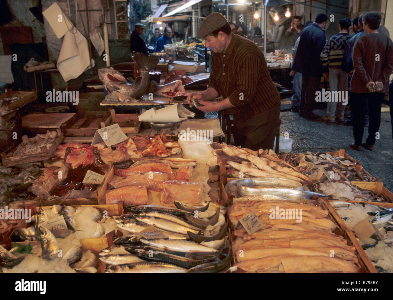 La Vucciria étals de poissons du marché à Piazza Caracciolo à Palerme Sicile Italie Banque D'Images