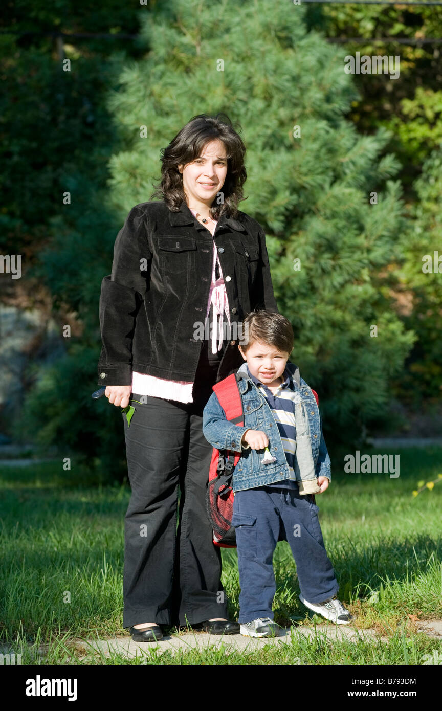 Portrait mère et fils de trois ans posent lors de sa première journée d'école. Banque D'Images