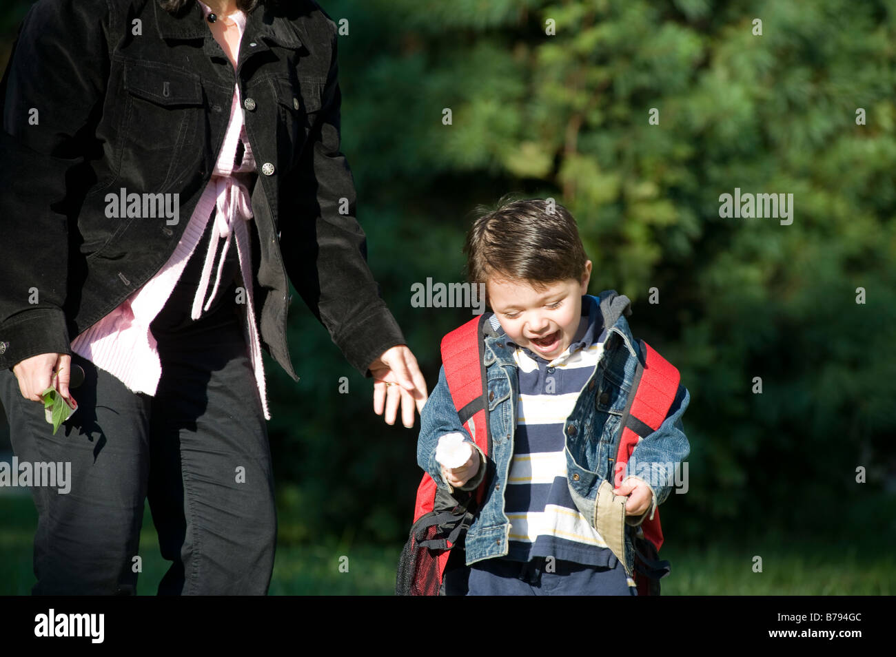 Portrait mère et fils de trois ans posent lors de sa première journée d'école. Banque D'Images