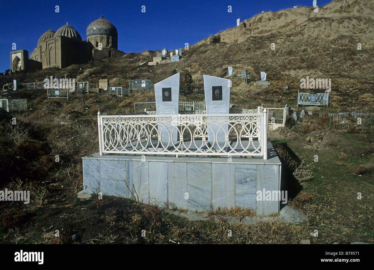 Tombes modernes et anciennes tombes à un cimetière dans la nécropole Chakhi Zinda Samarkand mausolée complexe Asie Ouzbékistan Banque D'Images