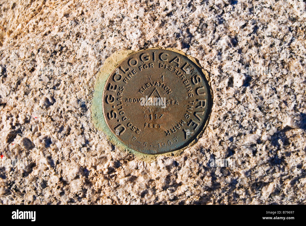 Sondage de l'USGS sur le sommet du marqueur Sentinel Dome Yosemite National Park California Banque D'Images