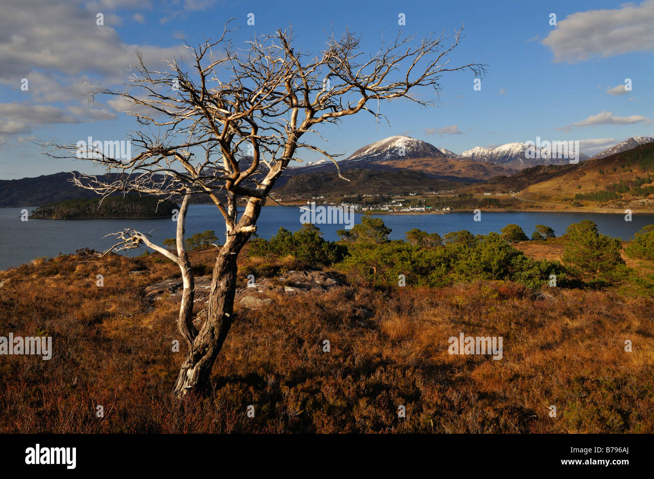 Sommets enneigés de vous élever au-delà de Torridon Loch Torridon et le village de Shieldaig Wester Ross du nord de l'Écosse Banque D'Images