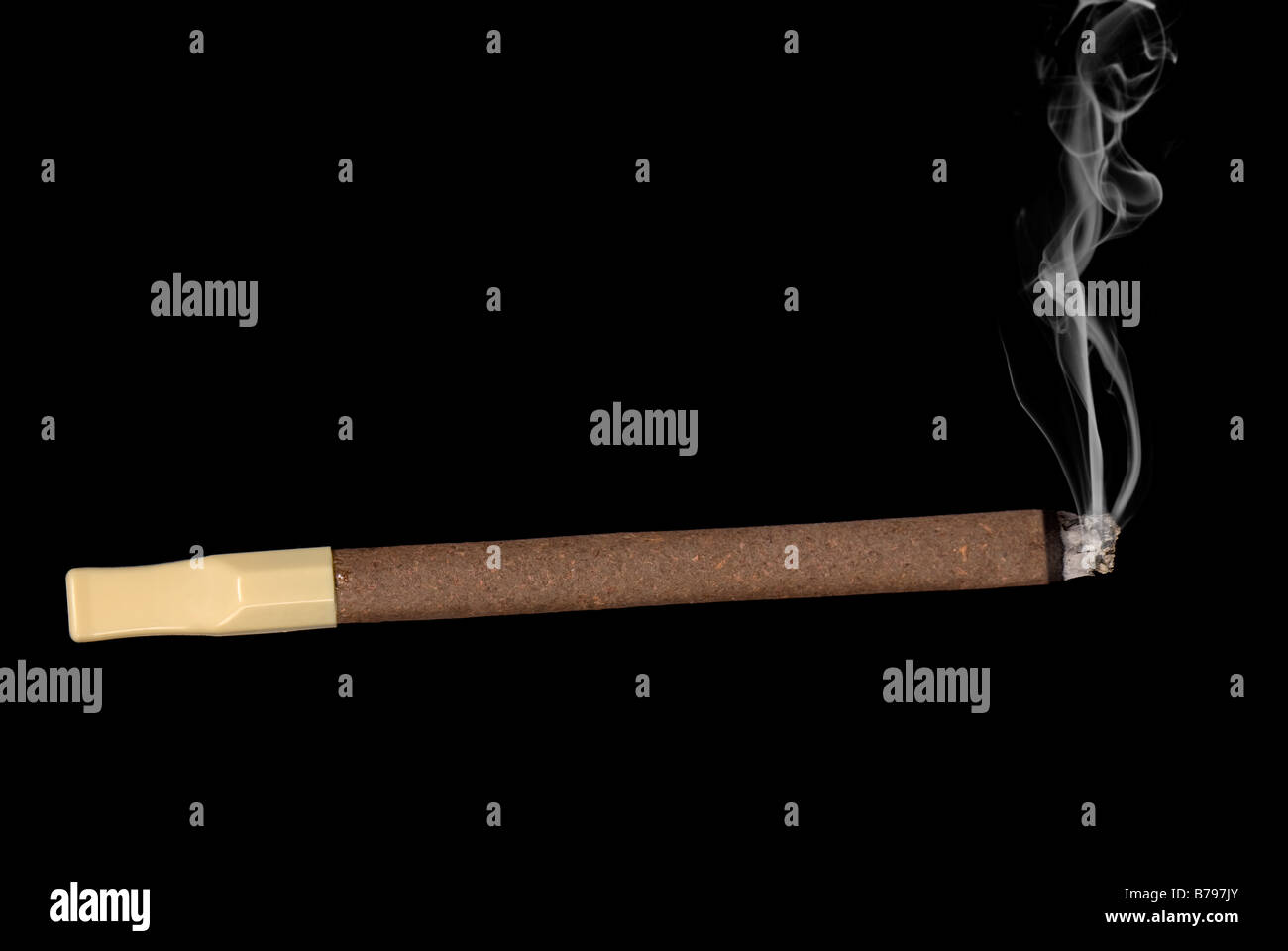 Un allume cigare avec un filtre de la bouche et l'augmentation de la fumée du tabac isolated on black bon pour toute inférence de fumer Banque D'Images