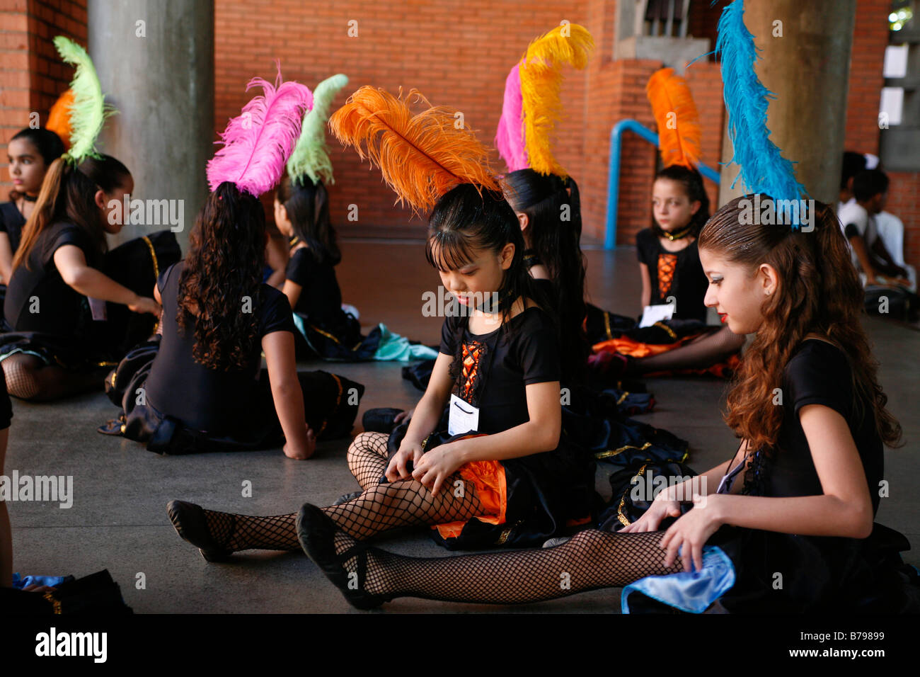 L'école de catégorie 4 à caractère ethnique de plusieurs enfants de 9 ans pour se préparer à la présentation à l'école de danse Banque D'Images