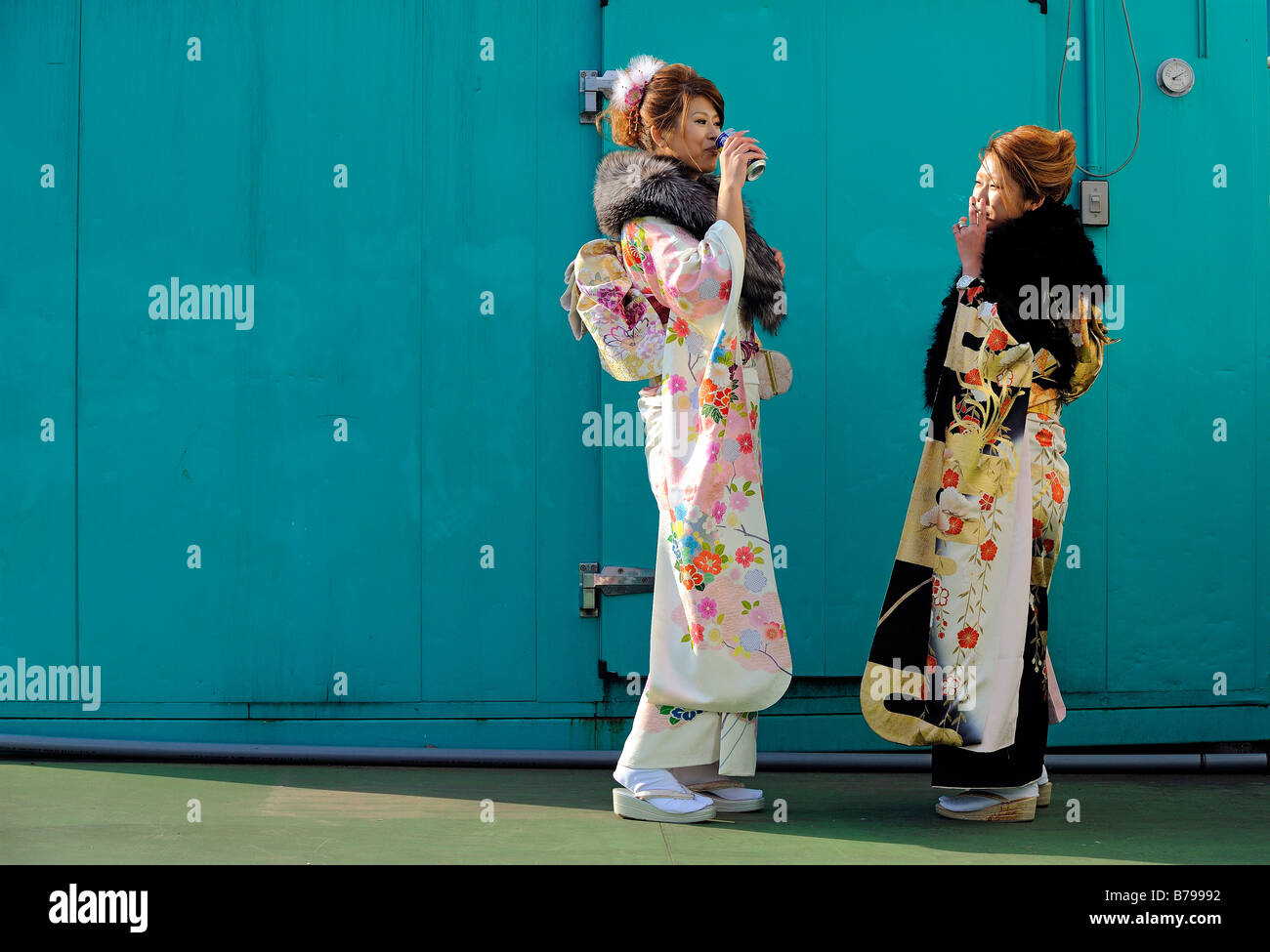 Vêtus de Kimono 20-year-old Japanese women déguster une bière et cigarette  lors d'un événement pour marquer le jour à Tokyo Photo Stock - Alamy