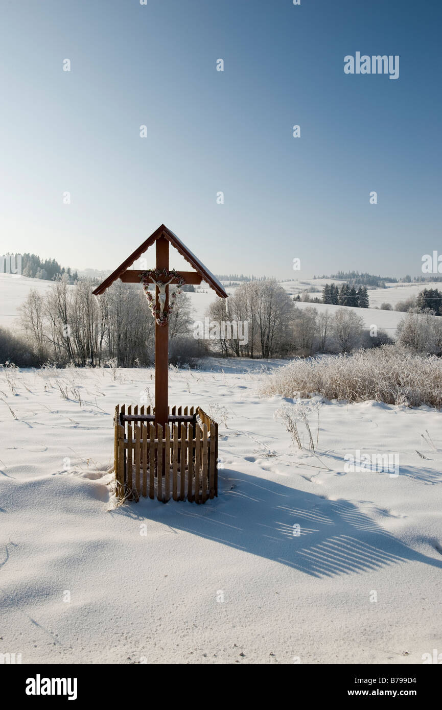 Route de culte et paysage couvert de neige Région Podhale les Tatras, Pologne Banque D'Images