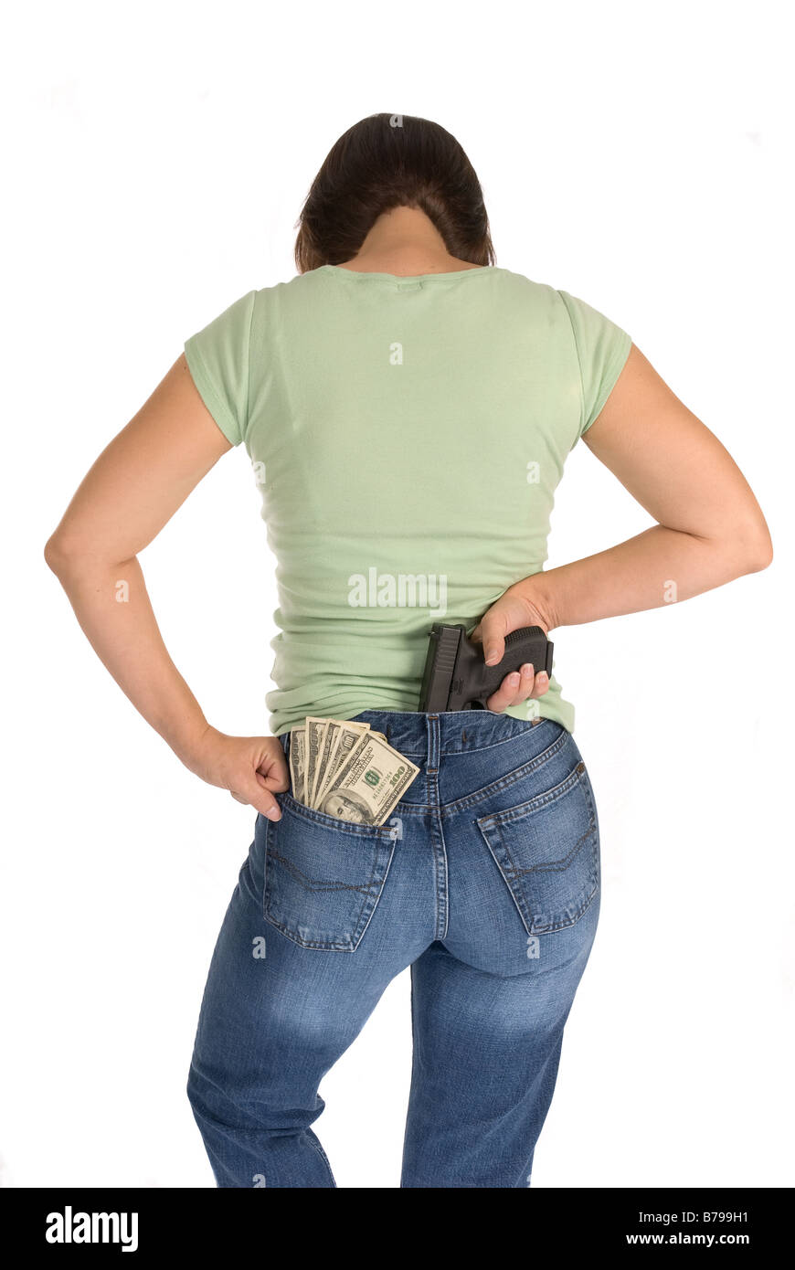 Une femme avec sa caisse et son arme avec une attitude prépare elle-même pour la protection Banque D'Images