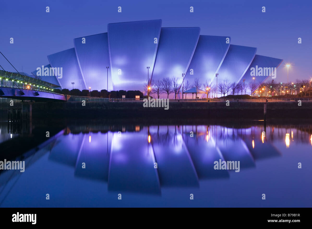 Le Scottish Exhibition and Conference Centre reflète dans la rivière Clyde, Glasgow, Ecosse, Royaume-Uni. Banque D'Images