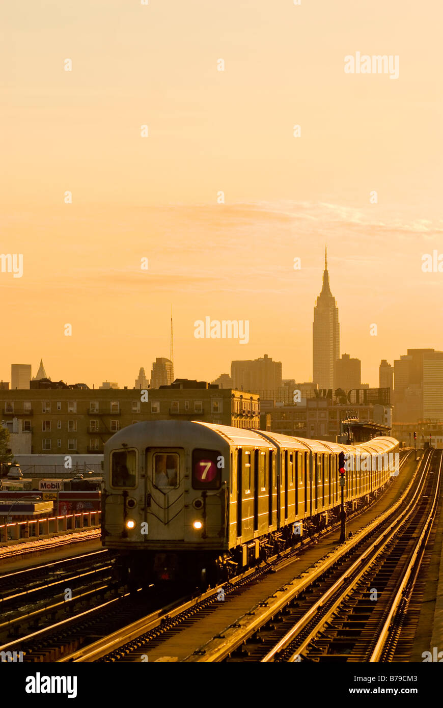 Le numéro 7 du métro élevé à Long Island City, Queens, New York City, avec l'Empire State Building en arrière-plan. Banque D'Images Le numéro 7 du métro élevé à Long Island City, Queens, New York City, avec l'Empire State Building en arrière-plan. Banque D'Images