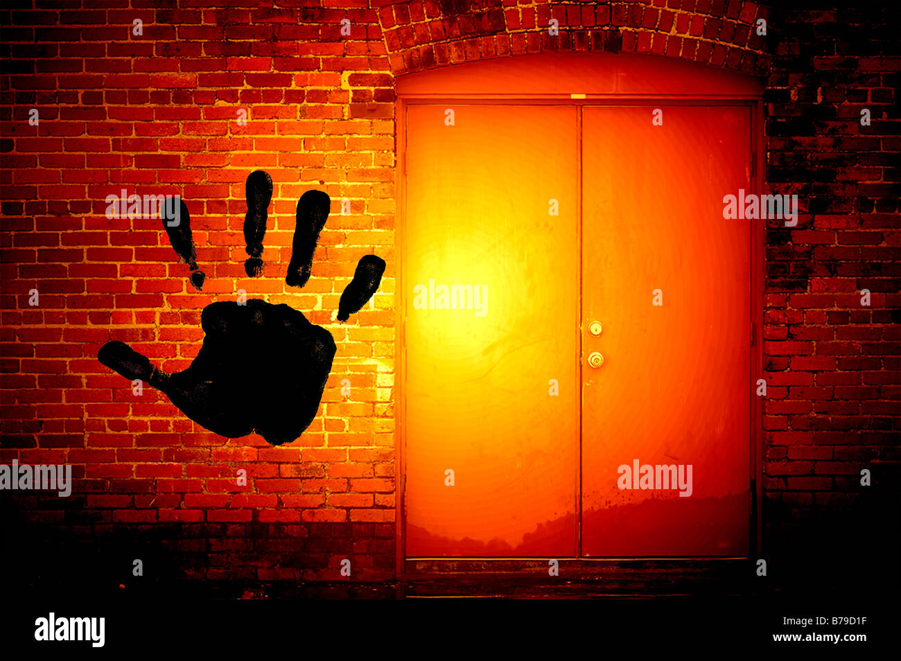 Grande main noire de l'écriture graffiti sur mur de brique en alley Banque D'Images