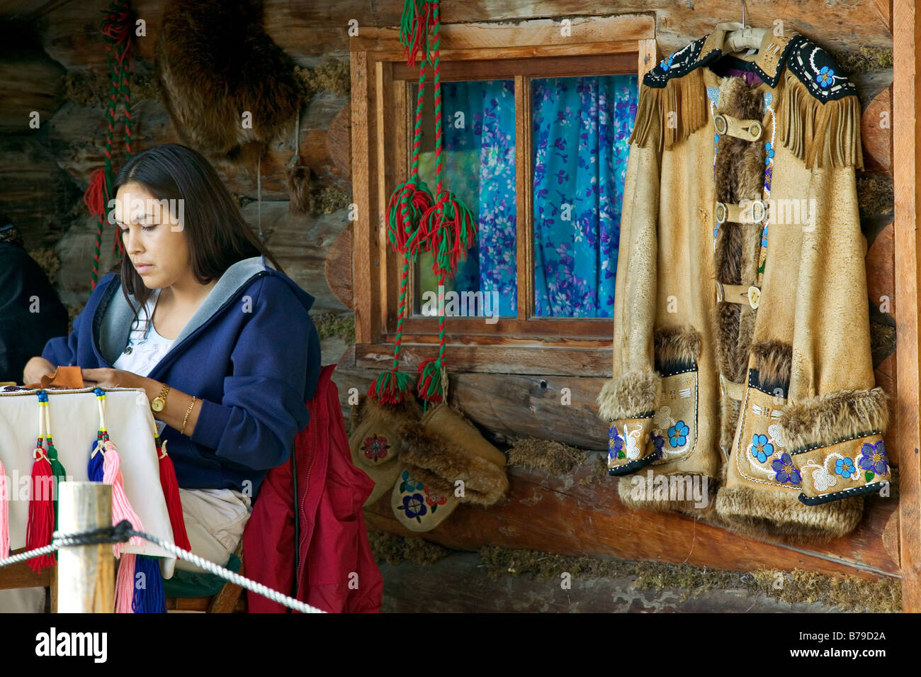 Un autochtone Alaskan travaille sur le perlage. Banque D'Images