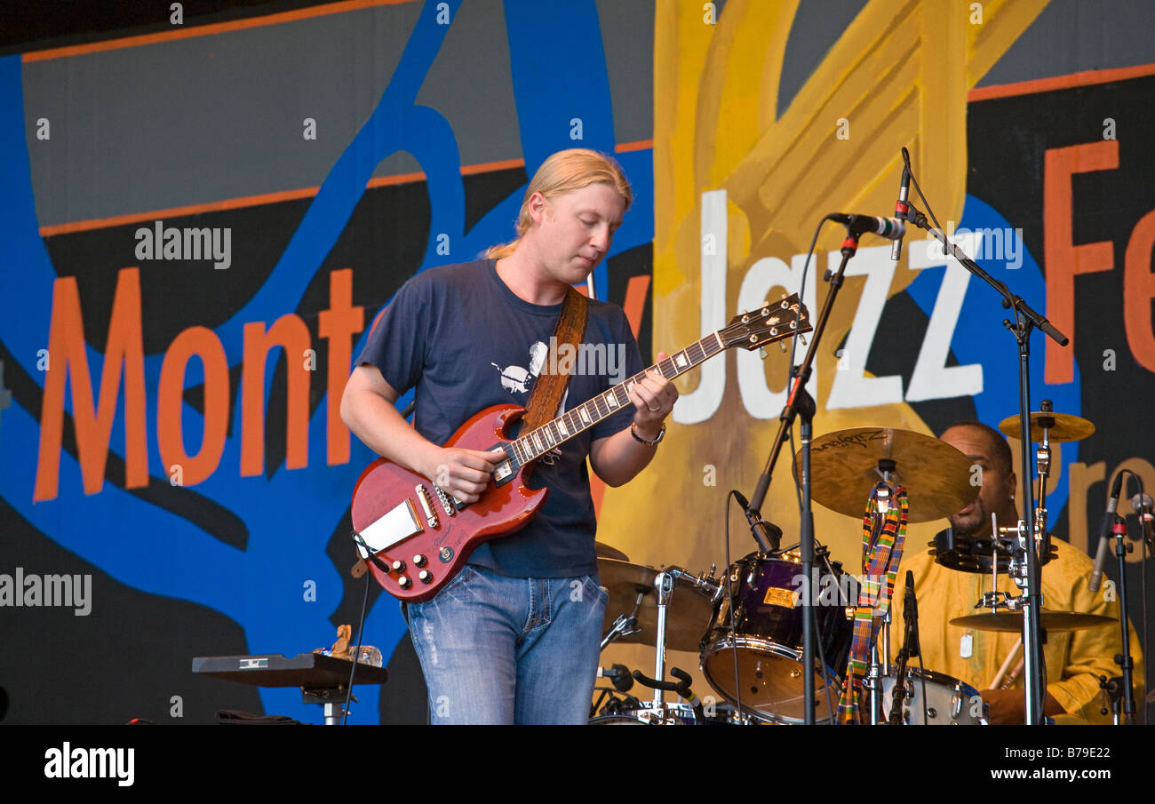 DEREK TRUCKS de l'ALMOND BROTHERS BAND jouer la guitare avec son groupe lors de la 51e Festival de jazz de Monterey Monterey Californie Banque D'Images