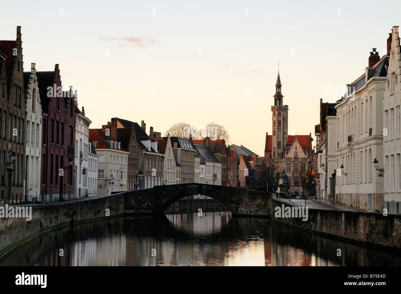 À la Jan Van Eyckplein, vers Bruges / Brugge, Belgique Banque D'Images