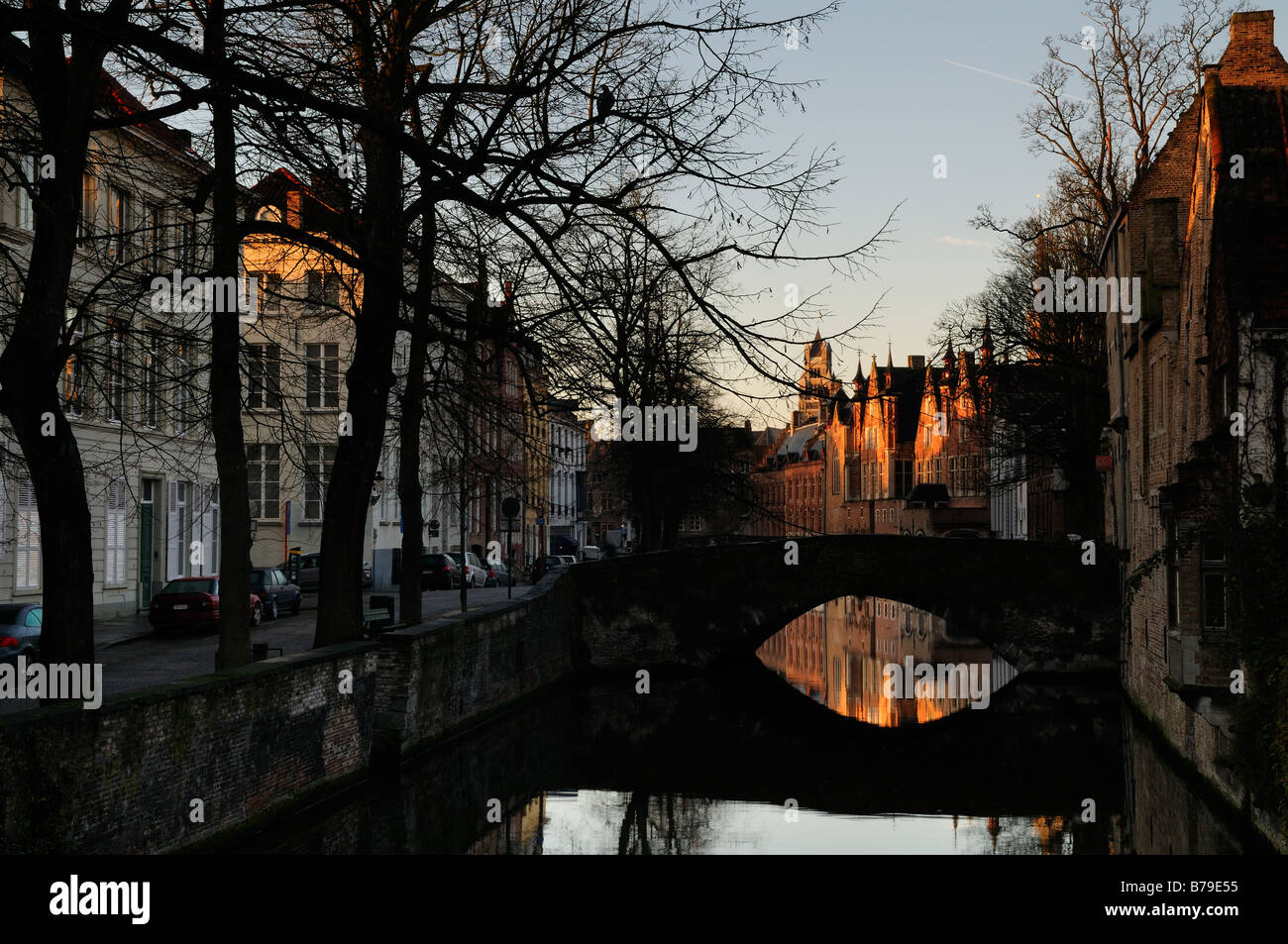 En regardant Canal au lever du soleil. Bruges / Brugge, Belgique Banque D'Images