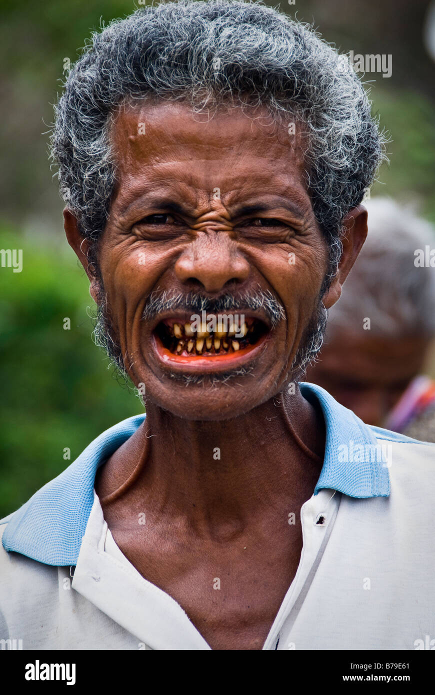 Tetum homme avec écrou de betel dents tachées posant pour l'appareil photo, Kapan marché, Timor Occidental, en Indonésie Banque D'Images