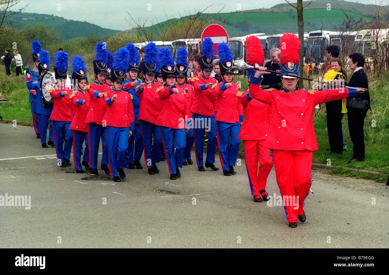 Les adolescents marching jazz band au centre de loisirs de Caerphilly South Wales UK Banque D'Images