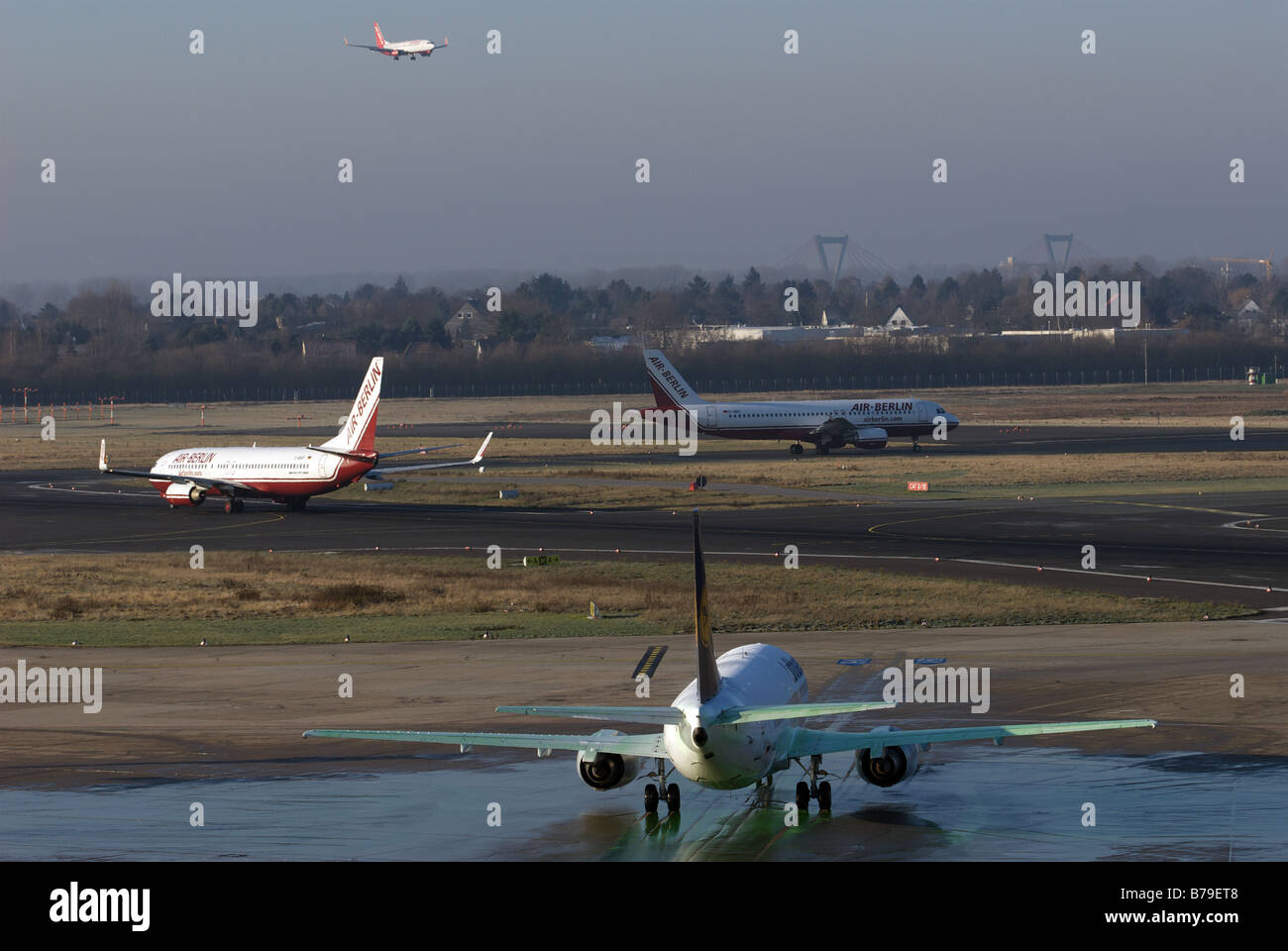 Avion, l'Aéroport International de Düsseldorf, Rhénanie du Nord-Westphalie, Allemagne. Banque D'Images
