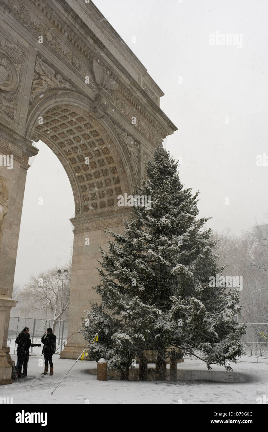 New York NY 19 Décembre 2008 Washington Square Park arbre de Noël dans une tempête de neige ©Stacy Walsh Rosenstock/Alamy Banque D'Images