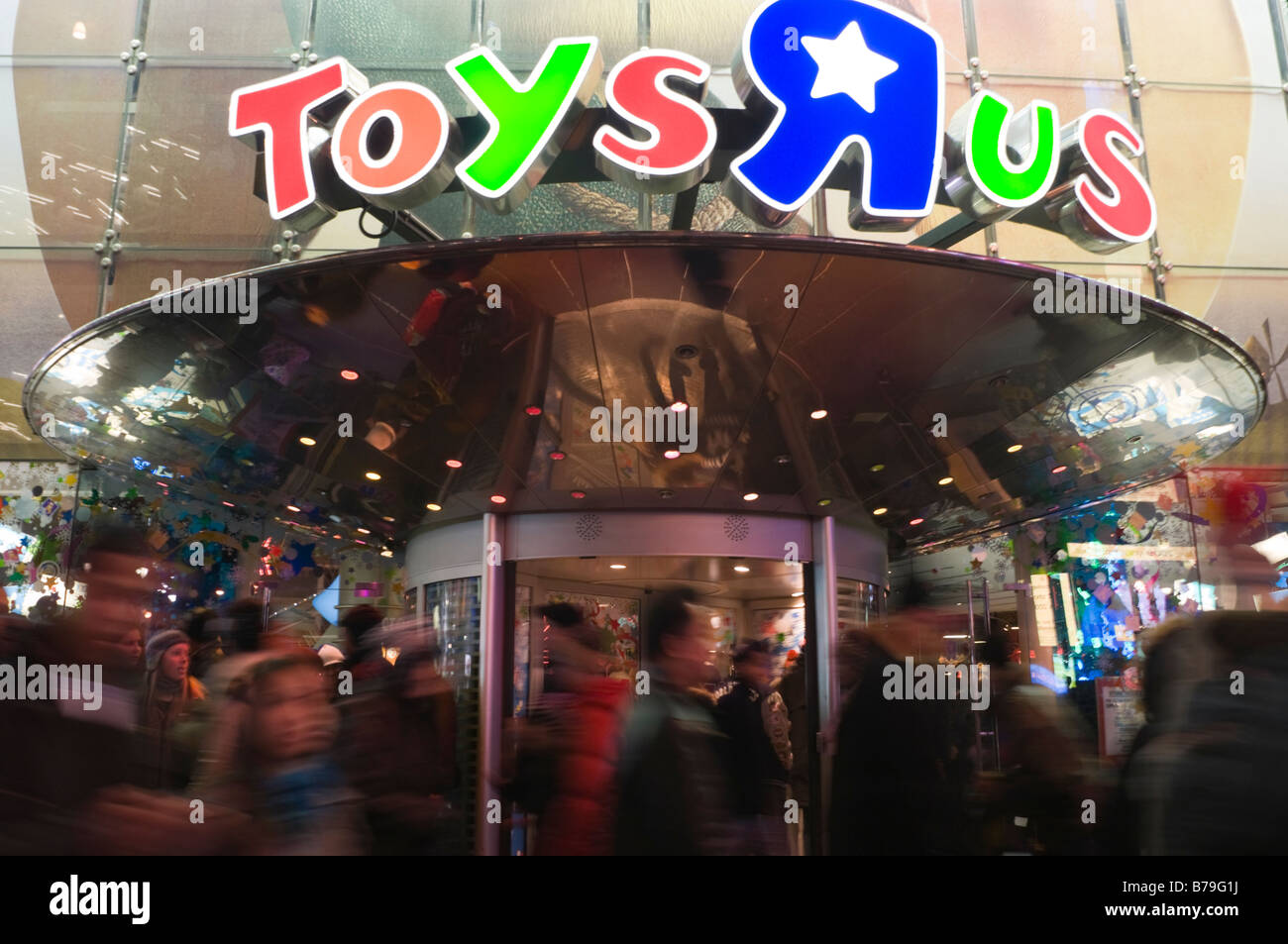 New York NY 19 décembre 2008 shoppers Noël en dehors du Times Square Toys R Us ©Stacy Walsh Rosenstock/Alamy Banque D'Images