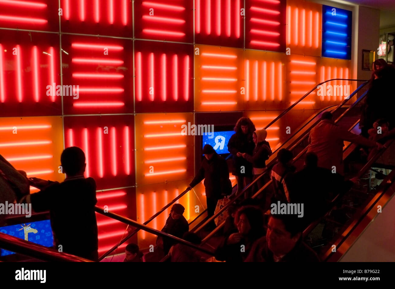 New York NY 19 décembre 2008 shoppers Noël chez Toys R Us de Times Square ©Stacy Walsh Rosenstock/Alamy Banque D'Images