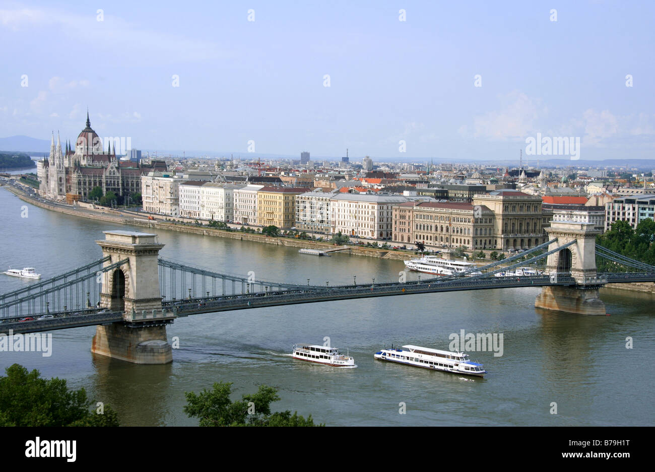 Les toits de Budapest et du Pont des Chaînes Banque D'Images
