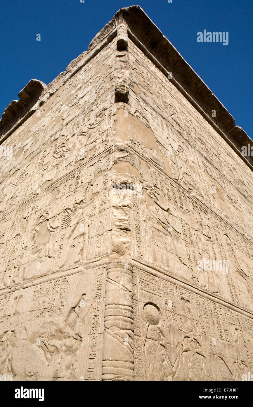 Point de vue extérieur sur les murs du temple de Khnoum à Esna, Egypte Banque D'Images