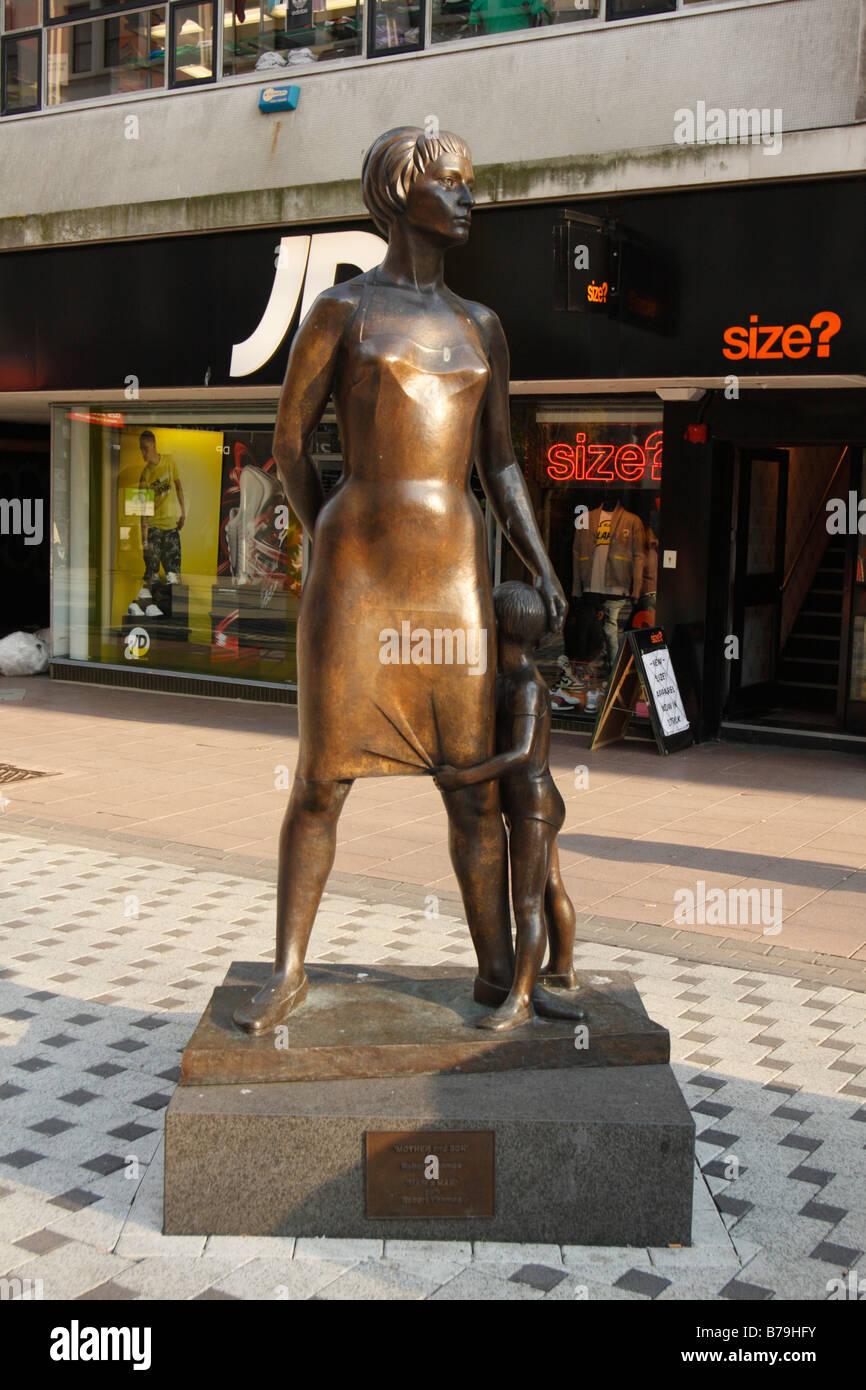 Sculpture, Queen Street, le centre de Cardiff, Pays de Galles, Royaume-Uni Banque D'Images