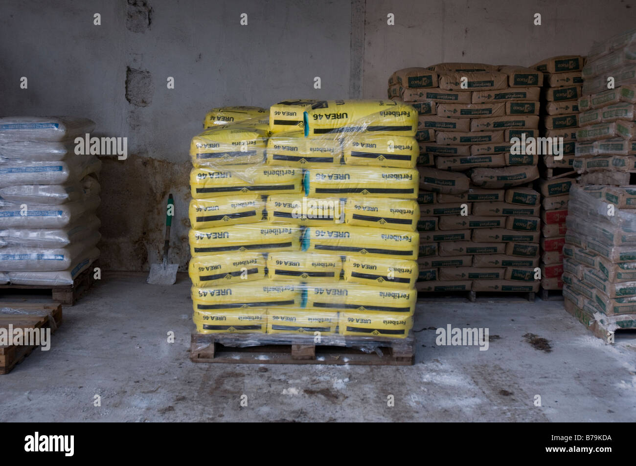 Palette de sacs d'urée utilisée dans l'industrie du compost de réglementer les niveaux d'azote Banque D'Images