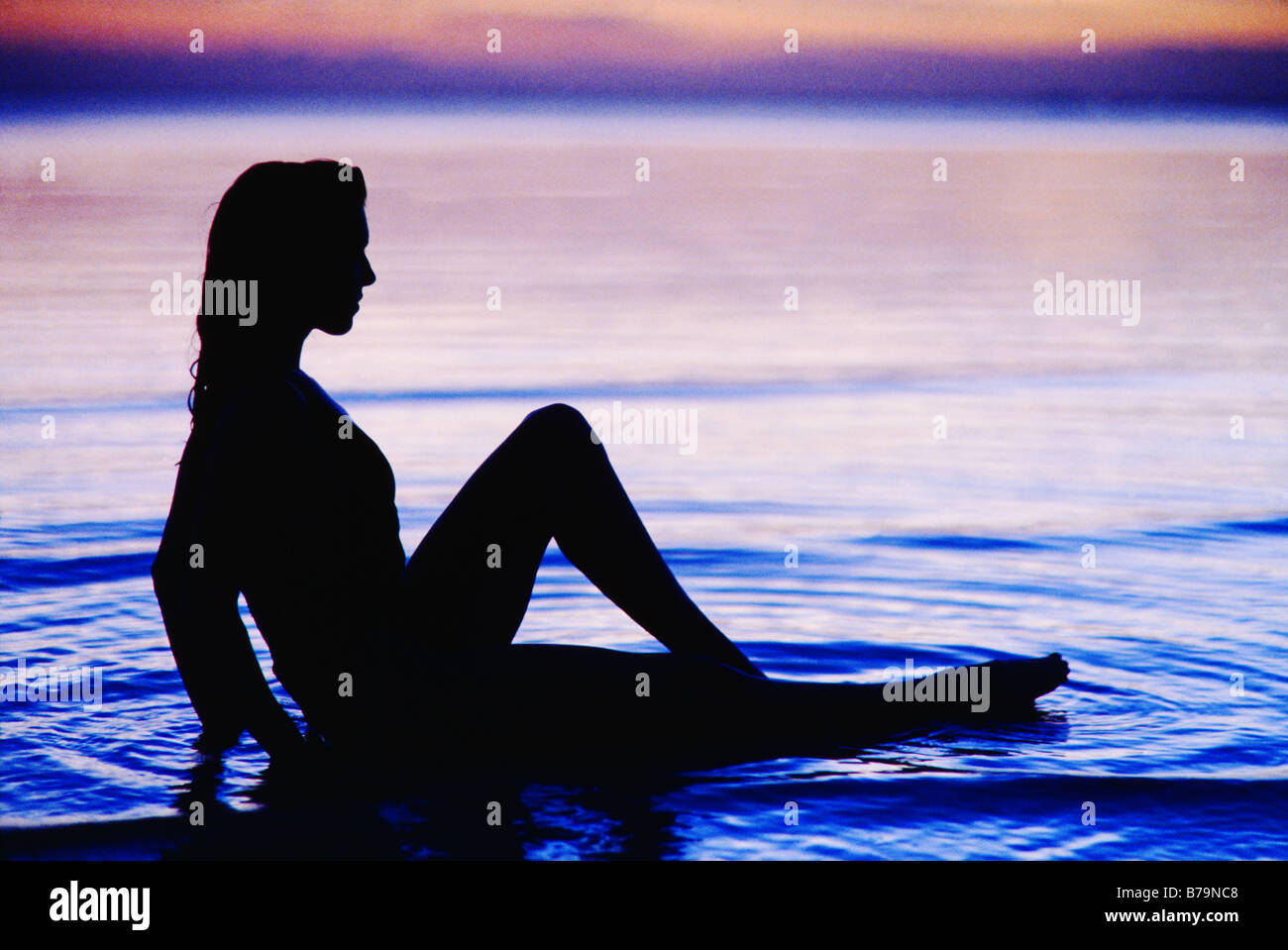 Woman at beach, jeter dans l'eau à bord de l'océan, silloutte, South Beach, Miami Banque D'Images